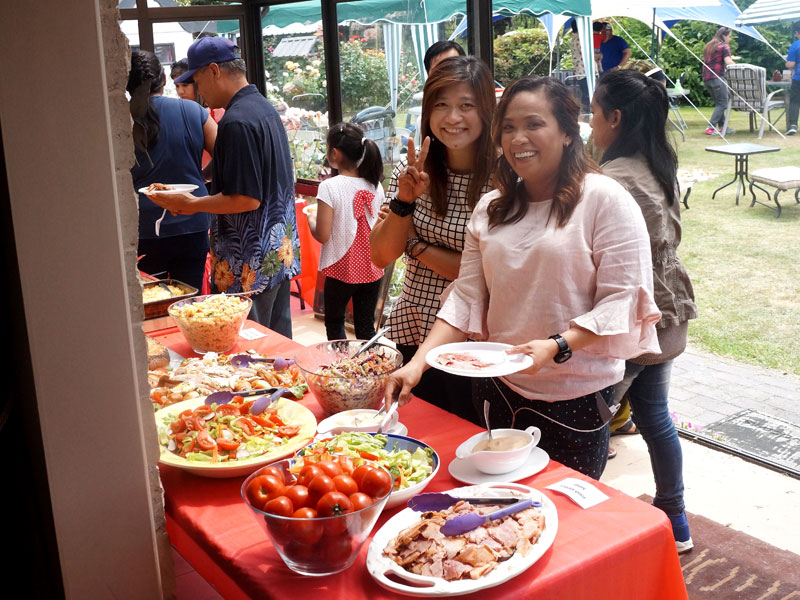 Jackie Batoy and Aldine Pyos fill their plates.